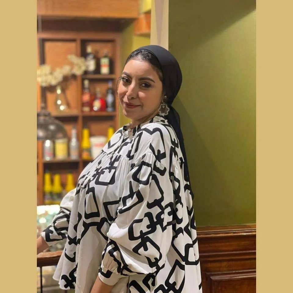 اندر ايدج محجبة كيرفي تعرض بزازها البن وطيزها الكبيرة عشان تبسط صاحبها -  Nudes Arab - نودز عربي