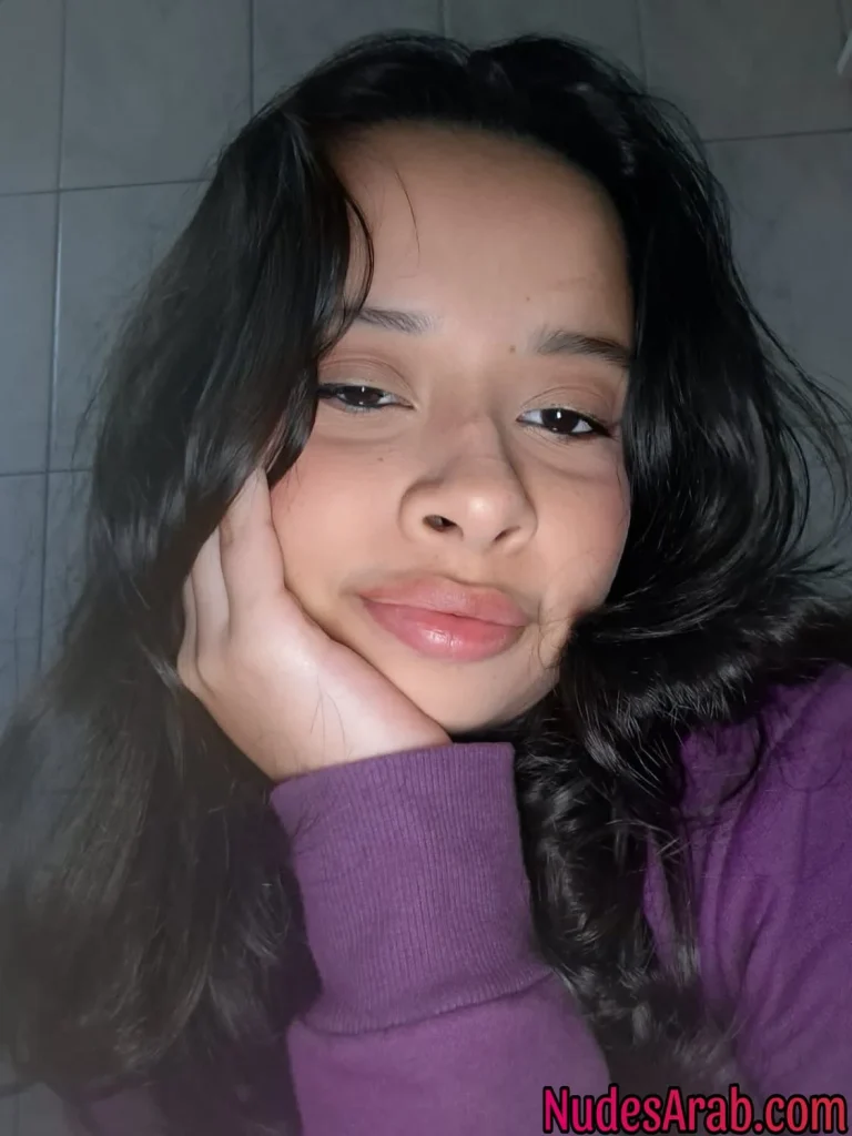 نودز اندر ايدج نضيفه بنت ناس تعرض تفاصيل جسمها وطيازها الكبيره.